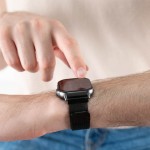 Homme manipulant une iS Smartwatch