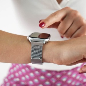 Vrouw die een iS Smartwatch hanteert