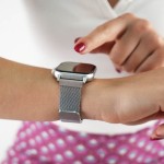 Vrouw die een iS Smartwatch hanteert