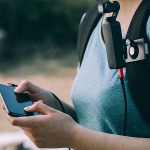 Iphone en main chargeant via usb avec câble Lightning Type-C