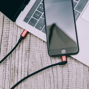 Câble Type-C vers Lightning connecté entre un Macbook et un iPhone