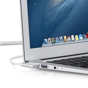 Carregador MacBook MagSafe em funcionamento